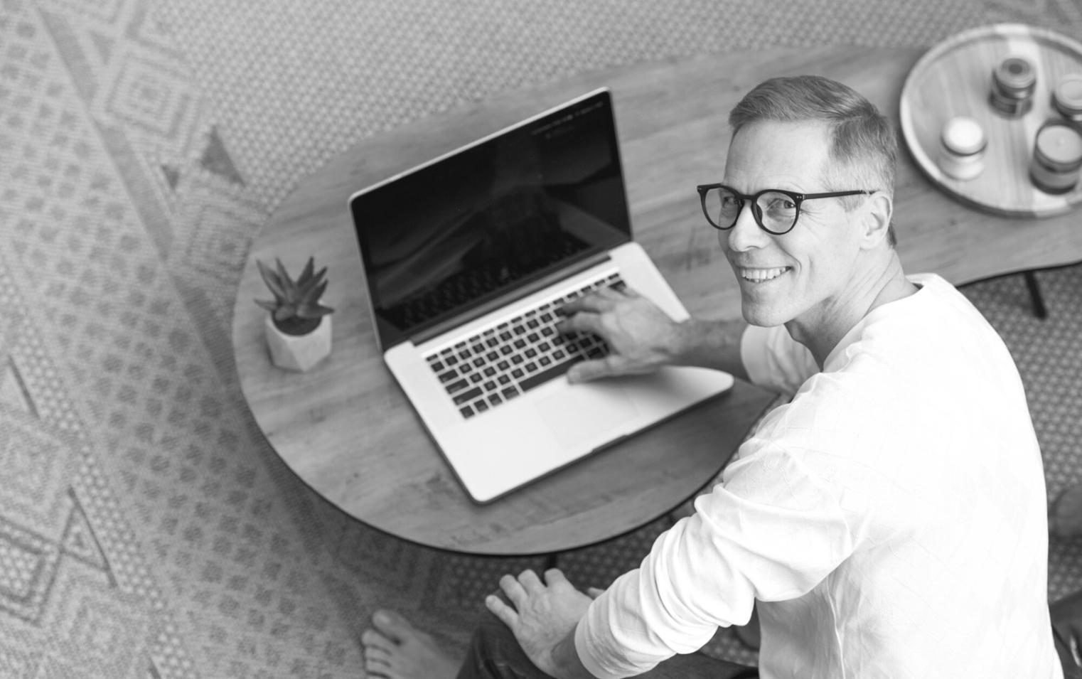 Persona trabajando en planificación financiera con gráficos y calculadora